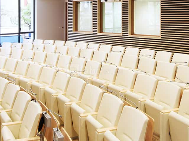 Modern conference room in Salle des fêtes Paris 15ème, ideal for workshops and meetings.