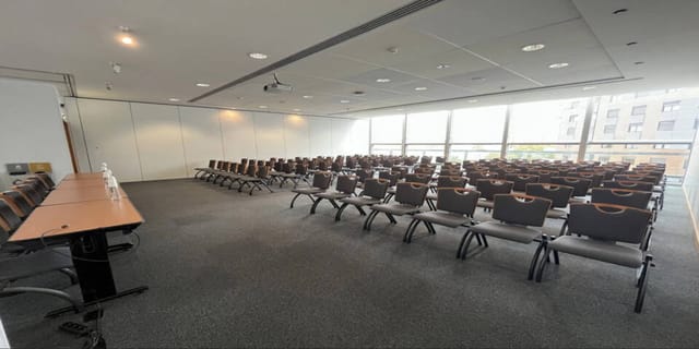Amphithéâtre Saint Exupéry: spacious meeting venue with natural light for events and conferences.