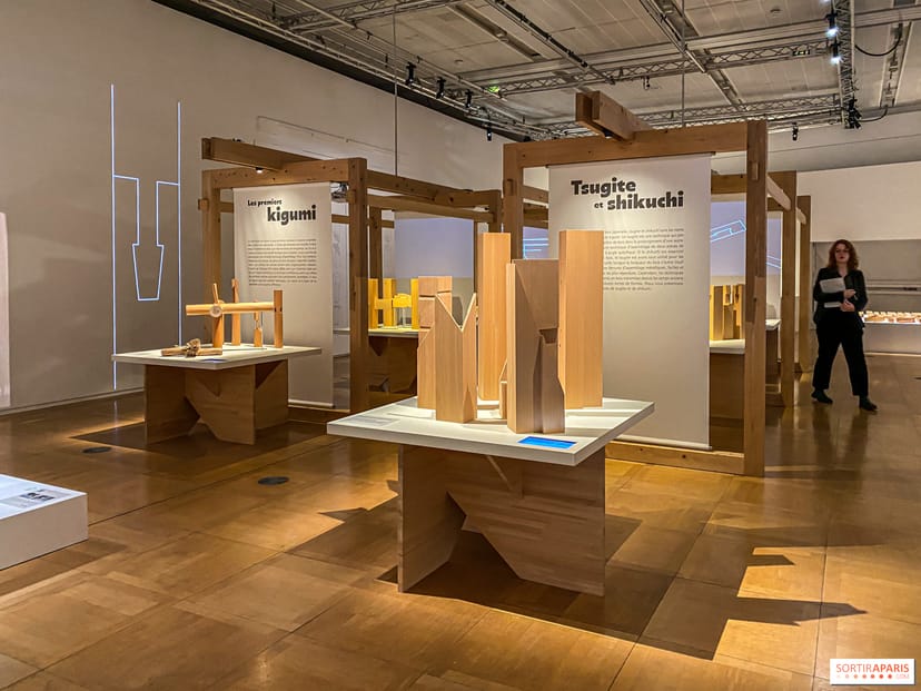 Art exhibition with wooden sculptures at Maison de la culture, Paris – creative workshop venue.