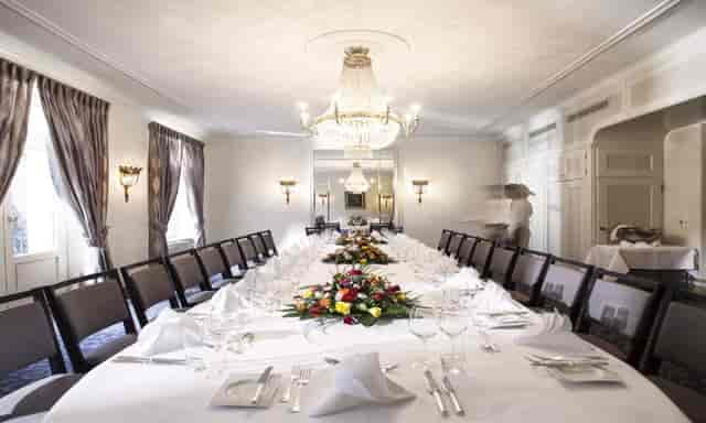 Elegant banquet table in Belvoirpark Zürich, perfect for corporate events and celebrations.