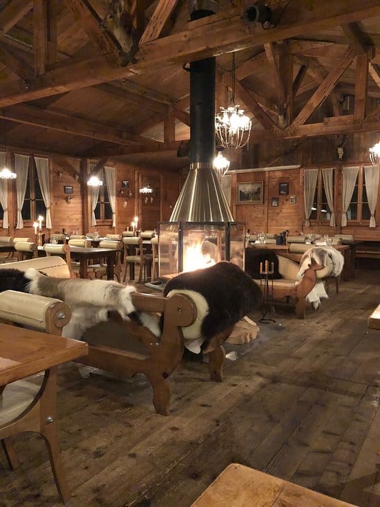 Cozy restaurant in Baracca Zermatt Kloten with rustic decor, ideal for retreats and gatherings.