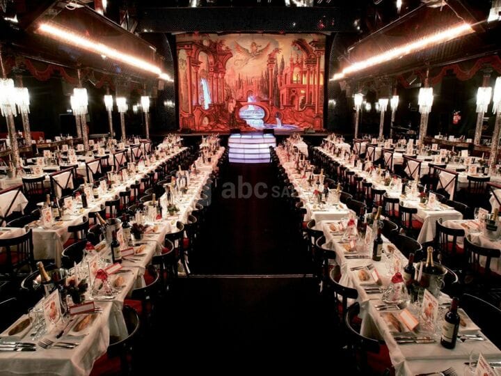 Elegant banquet setup in Salle des fêtes, perfect for gala dinners and formal events.