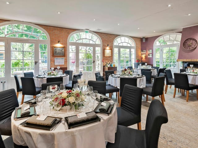 Elegant dining setup in Salle des fêtes, Paris 13ème for corporate events and private functions.