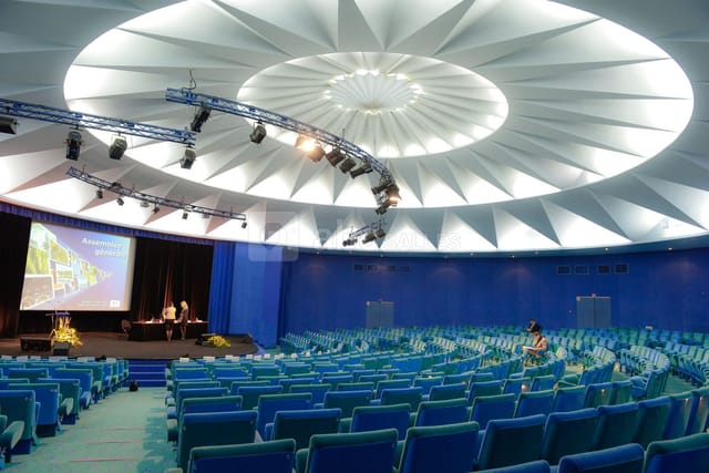 Amphithéâtre Caliste with circular ceiling, ideal for conferences and corporate events.