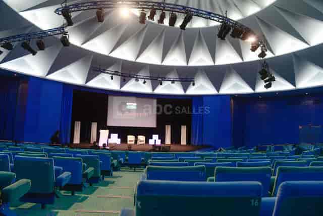 Amphithéâtre Caliste: modern tiered conference room for engaging workshops and discussions.
