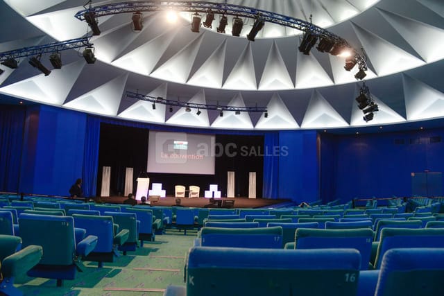 Amphithéâtre Caliste: modern tiered conference room for engaging workshops and discussions.