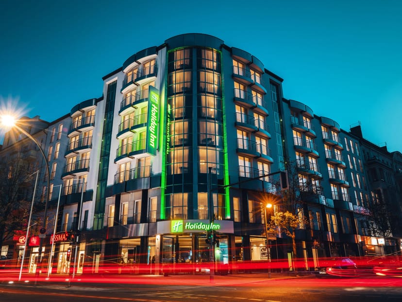 Holiday Inn Berlin City Center East: modern facade, ideal for events and corporate gatherings.