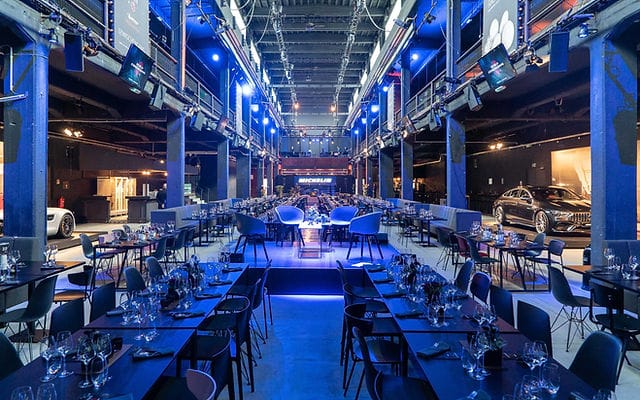 Modern event venue in Motorwerk Berlin with elegant dinner setup for corporate galas.