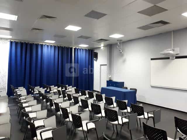 Espace conférence in Perpignan, featuring an organized meeting room for corporate events.
