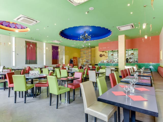 Vibrant dining space in Salle des fêtes La Courneuve for networking events and gatherings.