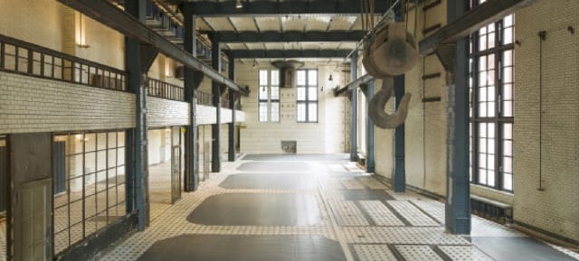 Spacious industrial venue Hall F ewerk Berlin, ideal for workshops and exhibitions.
