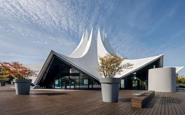 Modern Tempodrom Außenbereich with elegant peaks, perfect for events and workshops.