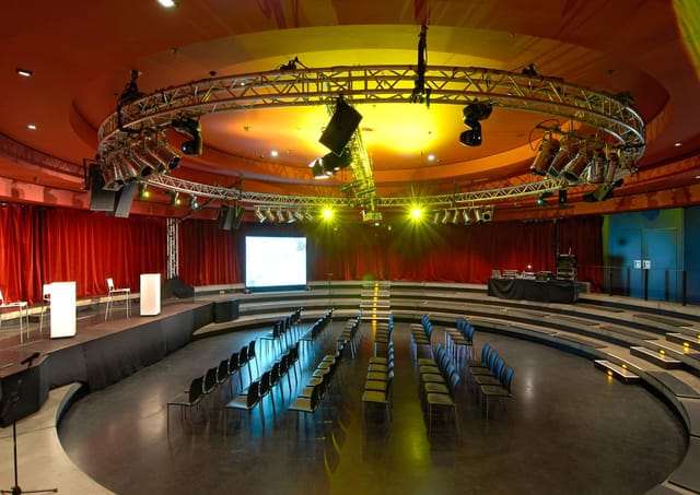 Kleine Arena in Tempodrom: tiered seating venue for corporate events and performances.