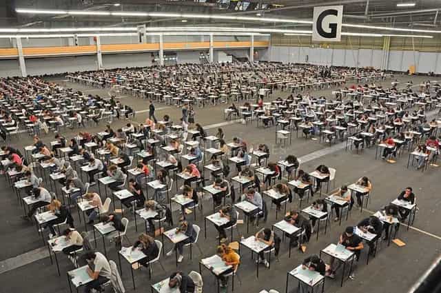 Parc Expo Saint-Étienne exam setup with organized tables for effective event management.
