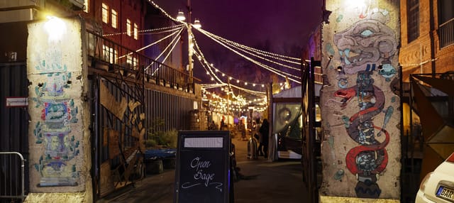 Vibrant Kaminzimmer venue in SAGE Berlin with string lights for casual networking events.