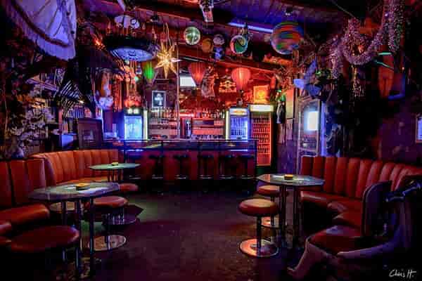 Vibrant U-Bahn-Hof in SAGE Berlin, ideal for social gatherings and themed events.
