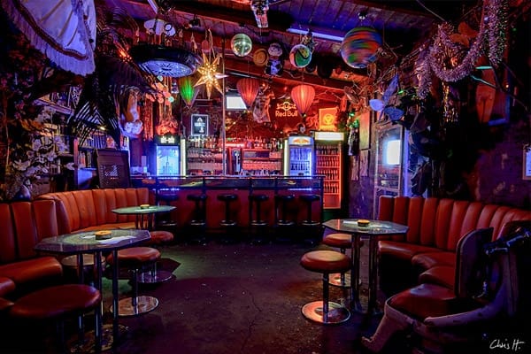 Vibrant U-Bahn-Hof in SAGE Berlin, ideal for social gatherings and themed events.