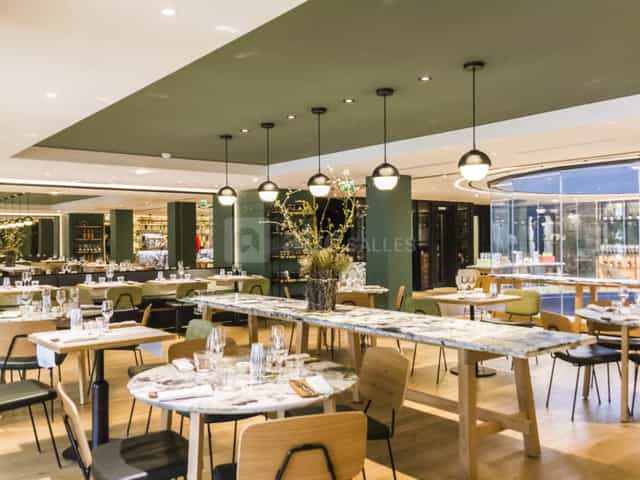 Modern dining space in Salle des fêtes, Paris for elegant events and meetings.