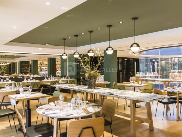 Modern dining space in Salle des fêtes, Paris for elegant events and meetings.