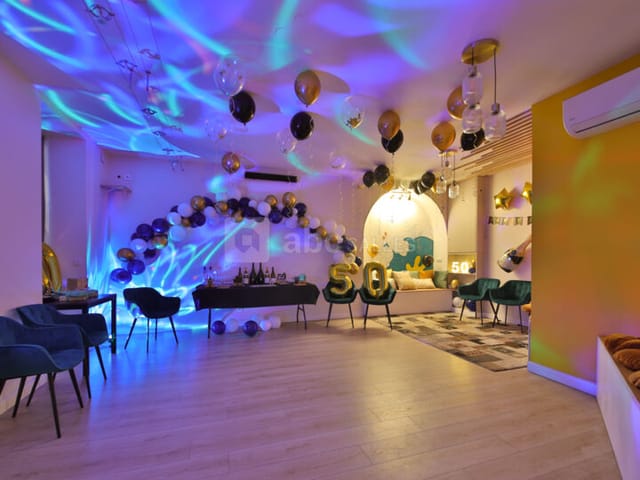 Stylish event space with blue and gold decor for celebrations in Paris 16ème.