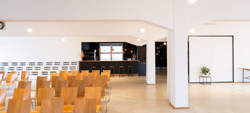 Event Loft Colonia Nova, modern event space with flexible seating for conferences and networking.