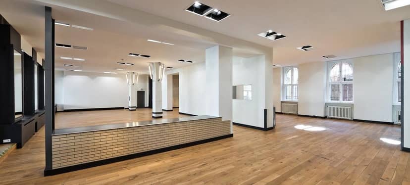 Spacious STATION-Berlin showroom with hardwood floors for corporate events and workshops.