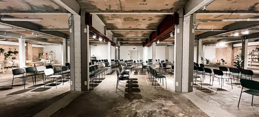 5. Etage event space in Kühlhaus Berlin with industrial style, ideal for gatherings and workshops.
