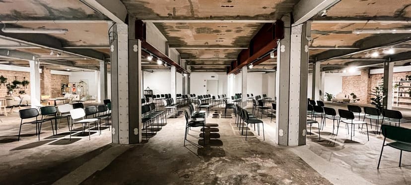 5. Etage event space in Kühlhaus Berlin with industrial style, ideal for gatherings and workshops.