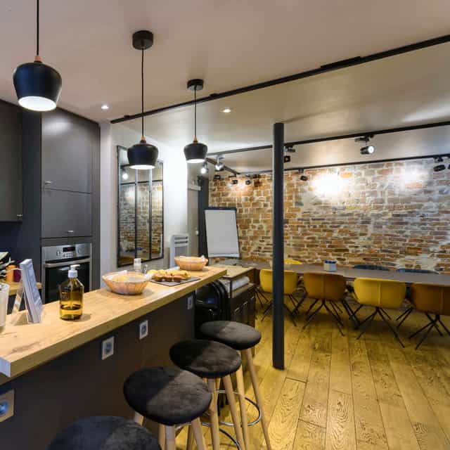 Modern meeting space in Espace cafétéria, perfect for workshops and group meetings.