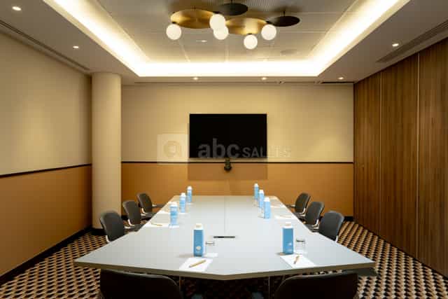 Modern conference room in Salle du Parchamp, Boulogne-Billancourt, ideal for meetings.