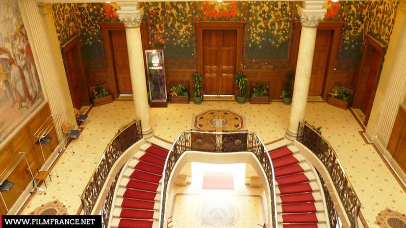 Elegant entrance with grand staircase, ideal for events in Vincennes Municipal Halls.