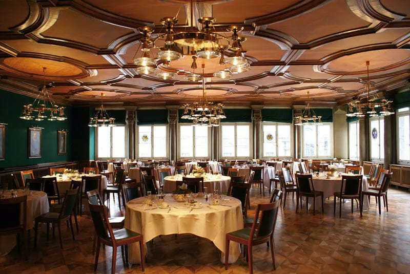 Elegant banquet room in Zunfthaus zur Saffran for upscale corporate events and receptions.
