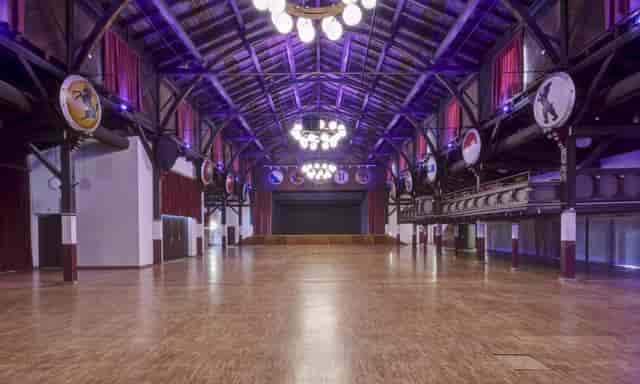 Spacious Gasthaus Albisgütli hall with elegant lighting for weddings and corporate events.