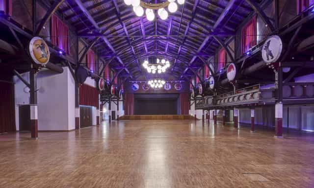 Spacious Gasthaus Albisgütli hall with elegant lighting for weddings and corporate events.