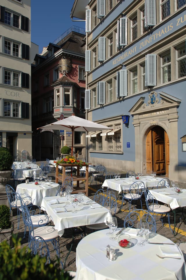 Charming outdoor dining at Zunfthaus zur Waag, perfect for elegant events and gatherings.