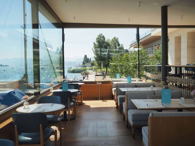 Bright bar at Alex Lake Zürich with panoramic water views, ideal for events and gatherings.