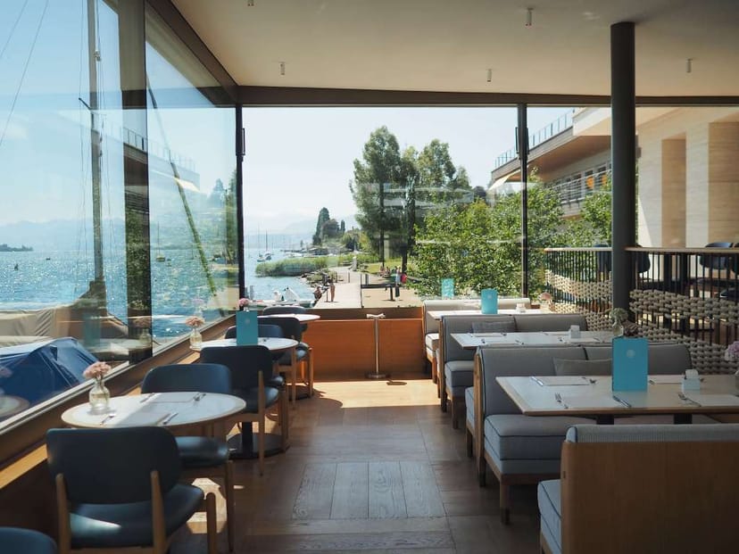 Bright bar at Alex Lake Zürich with panoramic water views, ideal for events and gatherings.