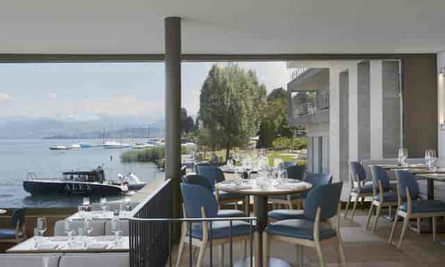 Sophisticated lakeside bar in Zürich, perfect for upscale meetings and events.