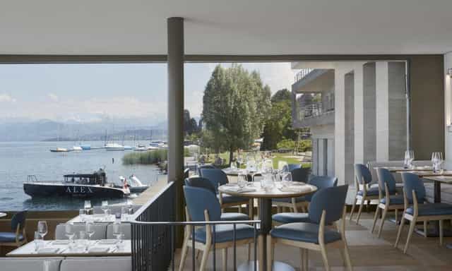 Sophisticated lakeside bar in Zürich, perfect for upscale meetings and events.