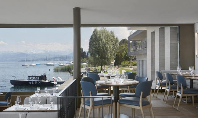 Sophisticated lakeside bar in Zürich, perfect for upscale meetings and events.