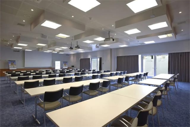 Versatile meeting room with natural light for corporate events at Hotel City Zürich.