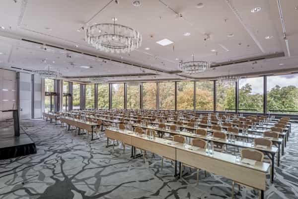 Spacious Seminarraum at Hotel City Zürich for corporate events with natural light.