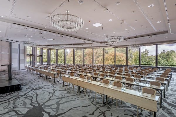 Spacious Seminarraum at Hotel City Zürich for corporate events with natural light.