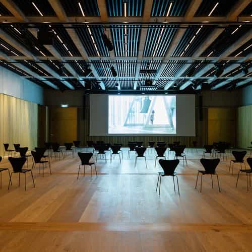 Modern Vortragssaal at Kunsthaus Zürich set for engaging seminar with large screen.