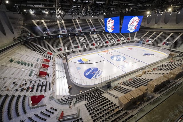 Arena in Swiss Life Arena with spacious ice rink for events and conferences.