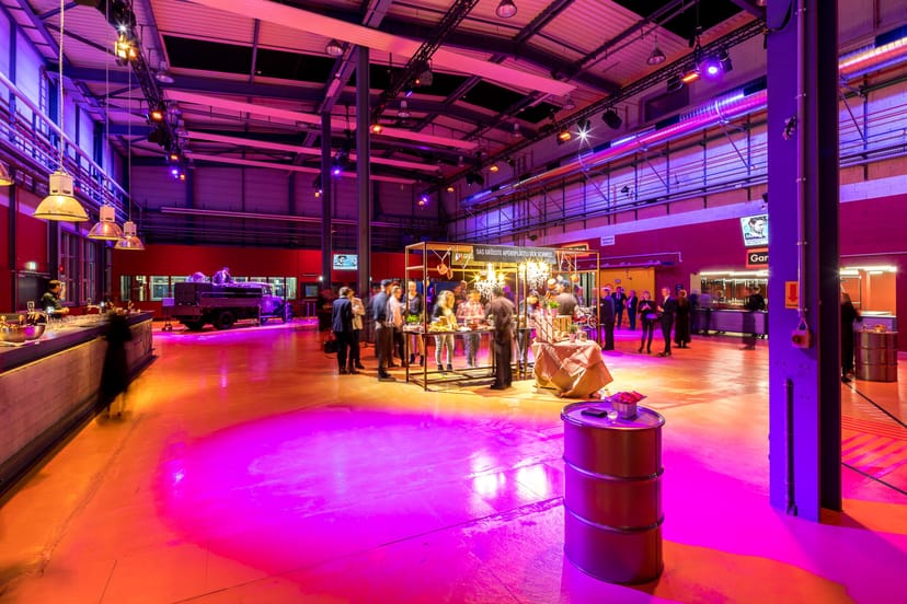 Versatile Foyer in Halle 622, vibrant lighting for receptions and trade shows.
