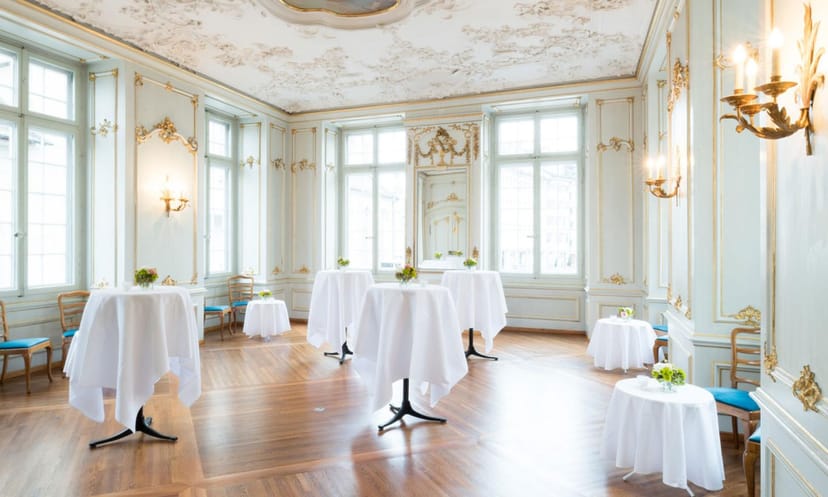 Elegant meeting space with cocktail tables in Zunfthaus zur Meisen for corporate events.