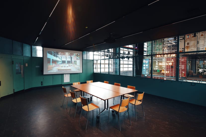 Modern meeting room at Kraftwerk Terrasse, vibrant design for workshops and collaboration.