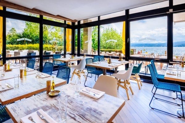 Stylish event venue Fuego in Lake Side with large windows, perfect for meetings and receptions.
