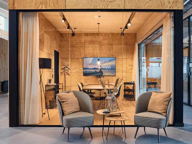 Modern coworking meeting room with natural light, ideal for creative sessions and gatherings.